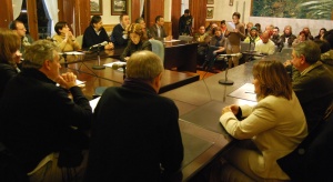 Blanka Ruiz leyendo la iniciativa popular