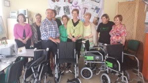 Entrega de las sillas de ruedas en la sede de la AECC