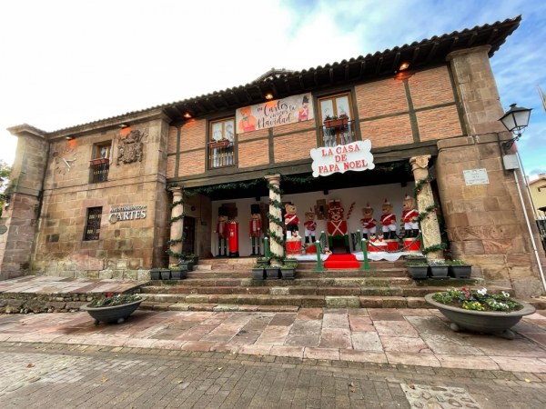 Decoración navideña en la Casa Consistorial de Cartes