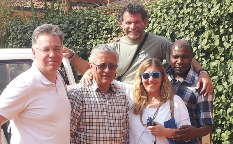 El Hermano Aniceto, entre Óscar Pérez y Olga Muñoz.