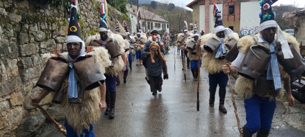 Los zarramacos en el recorrido por las calles de Silió