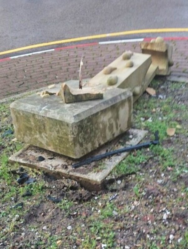 Monumento a los Donantes destrozado