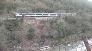Los usuarios de Renfe piden la reparación del argayo de Las Caldas
