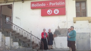 Vecinos de Molledo ante la estación