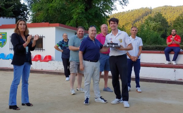 José López entrega su premio a Vallines.