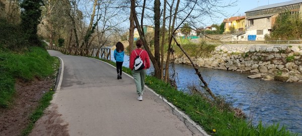 Senda de La Viesca y al otro lado del río Santiago de Cartes