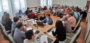 Los desalojados del Calero llenaron el salón de plenos del Ayuntamiento de Los Corrales en la última sesión de la legislatura