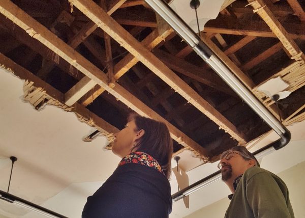 Tras cambiar la carpintería y adecuar despachos ahora toca atajar la plaga de xilófagos que afecta a las vigas de madera de la estructura principal