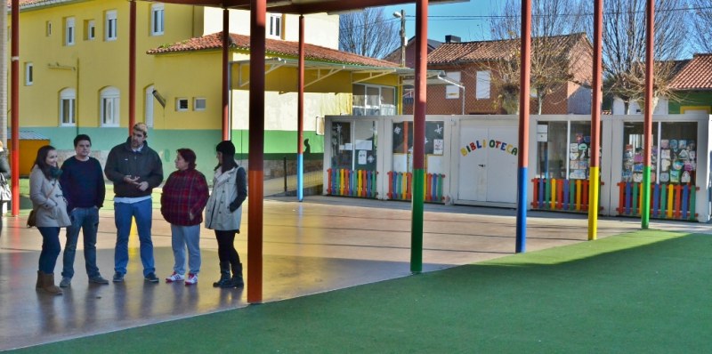Patio entre el nuevo colegio y las antiguas escuelas