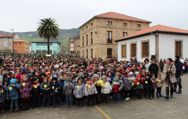 Los peques de La Salle en el patio del Bloque A.