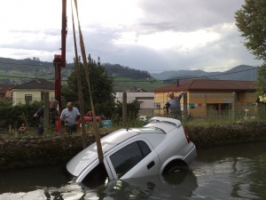 Cae un coche al `Canal de la Fábrica´.