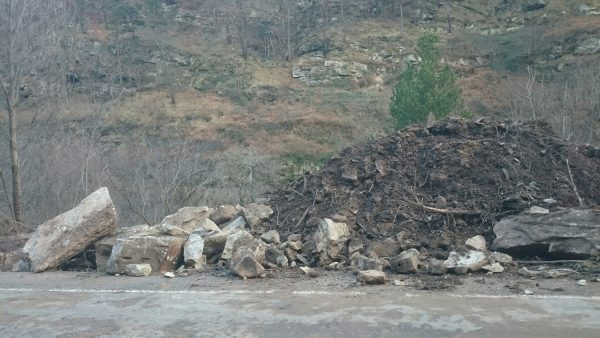Impresiona el tamaño de las rocas amontonadas en la orilla de la carretera.