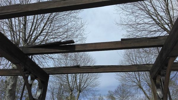 Imagen aportada por el PP sobre el deterioro de una de las estructuras del parque