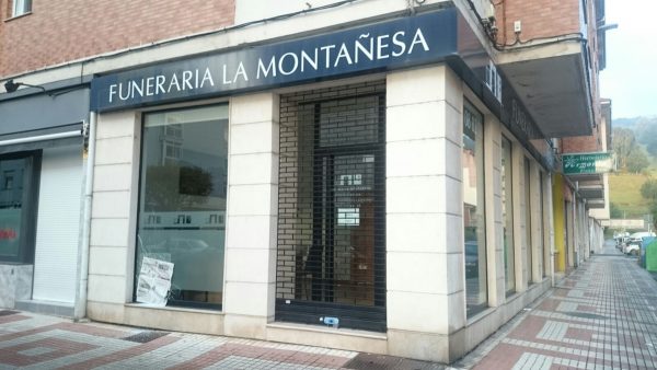 Uno de los escaparates rotos era el de la funeraria de la calle Peñas Arriba