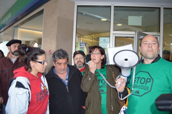 Familia afectada junto a activistas de Stop Desahucios