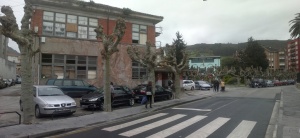 Antiguas escuelas y la plaza de fondo