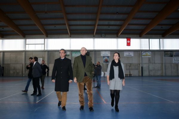Autoridades en el pabellón municipal
