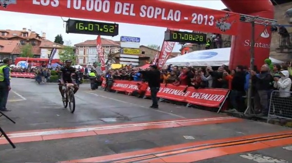 Alberto Fernández entrando como ganador