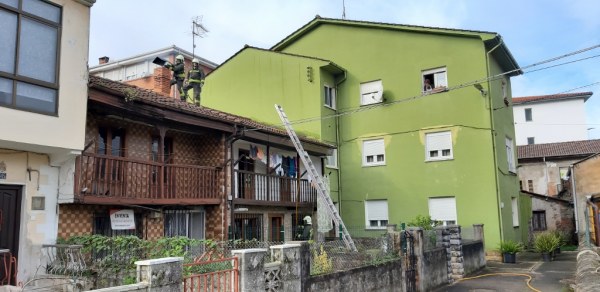 Actuación de los bomberos en el incendio