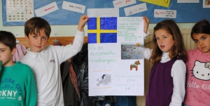 Algunos alumnos participantes y uno de sus trabajos.