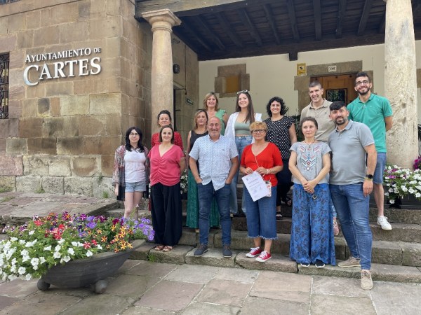 Miembros del equipo de gobierno junto a los estudiantes que han finalizado los cursos de A1 y A2 de Lenguaje de Signos