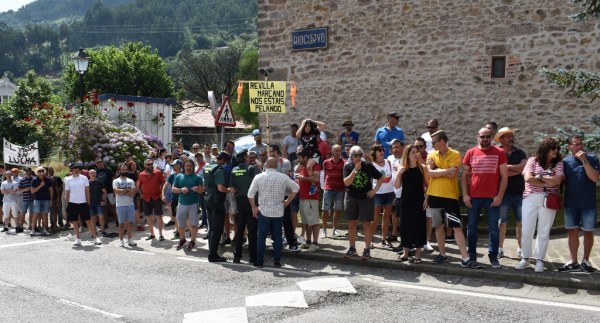 Agustín Molleda intercediendo entre Guardia Civil y manifestantes
