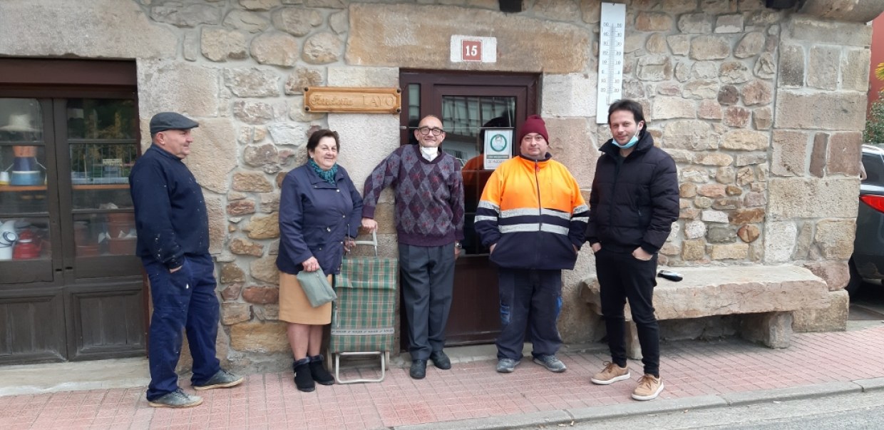 Vecinos ante la Ferretería Layo