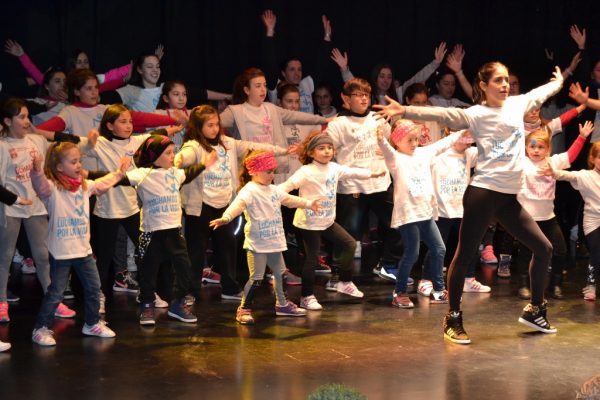 Coreografía de Juntos Mejor en la presentación de la marcha