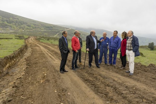 El consejero Jesús Oria inaugura la mejora de las infraestructuras agrarias y la nueva iluminación de los consultorios médicos y la sede del Ayuntamiento