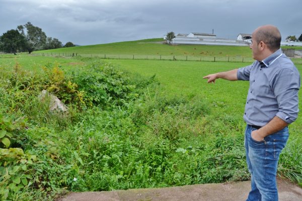 El alcalde señala un cauce apenas visible por la maleza