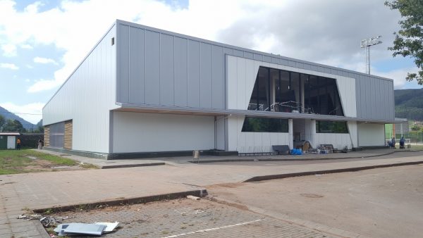 Exterior de la nueva piscina climatizada de Los Corrales