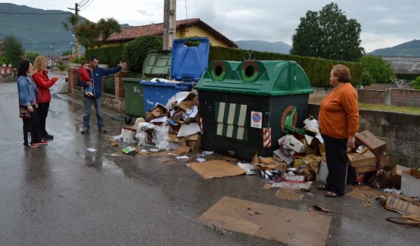 Los vecinos se quejan de la frecuencia en la recogida de cartón