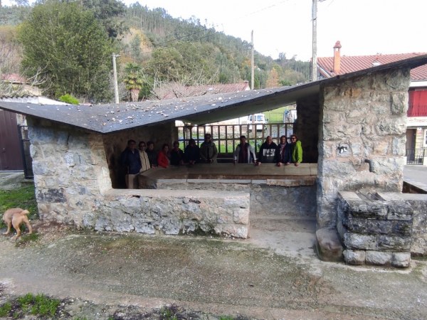 Participantes en los paseos saludables bajo la cubierta del lavadero de Santián