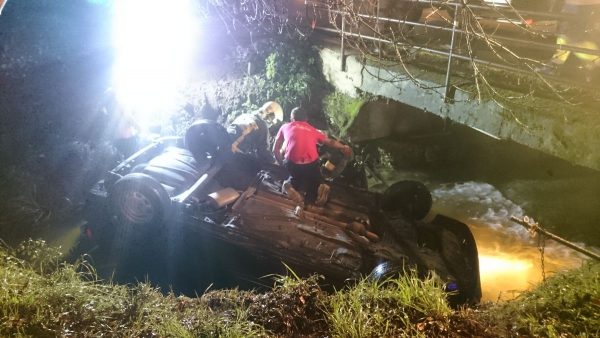 El coche quedó volcado sobre el techo poniendo en peligro la vida del conductor.