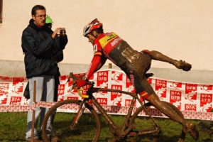 Suárez incorporándose a la bicicleta