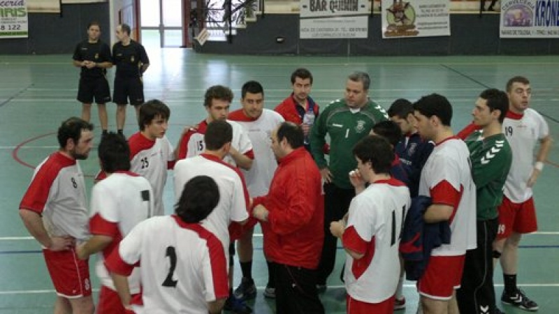 Jorge Pico dirigiéndose a sus jugadores