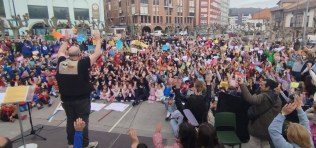 Los Corrales acoge una multitudinaria manifestación de niños pidiendo más cuentos