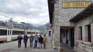 Representantes de Podemos en la estación de Renfe de Los Corrales