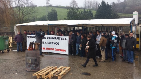 Los trabajadores esperan en la entrada de la factoría una solución