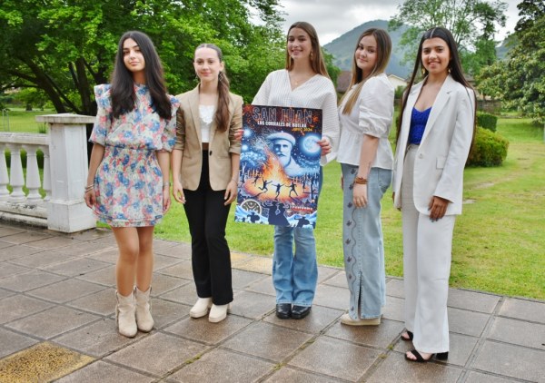 Irene, Delia, Carlota (reina), Candela y Zara con el cartel de San Juan 2024
