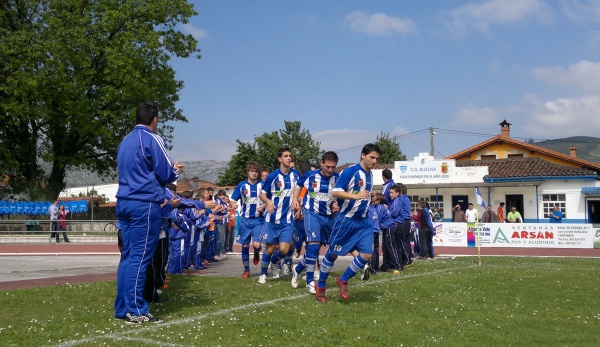 Equipo de la SD Buelna Bathco saliendo al campo