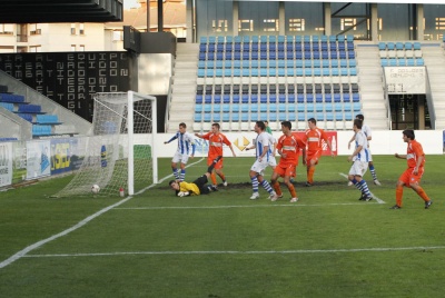 Gol de la victoria. El Buelna luce su segunda equipación, naranja. Foto Víctor Balbás.