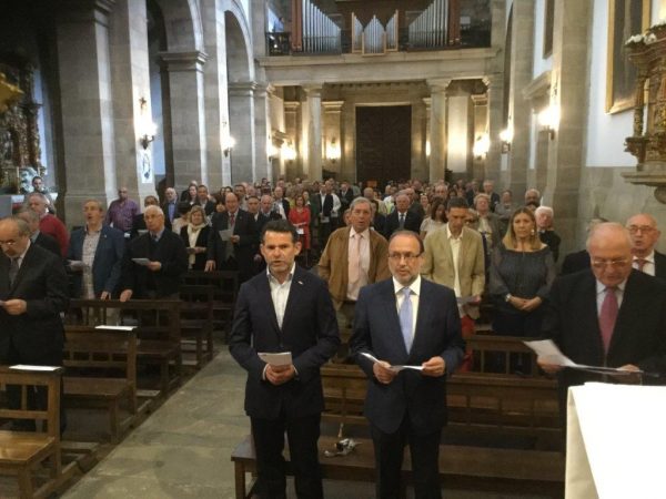 Autoridades, alumnos, familias y profesores acompañaron a los Hermanos en la misa.