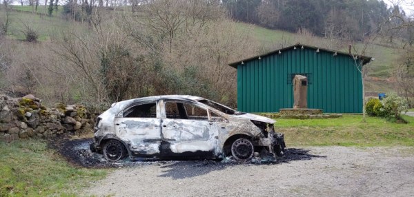 Coche quemado junto al Potro de San Andrés