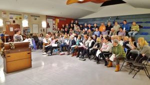 Miembros de la coral y los extras del próximo concierto