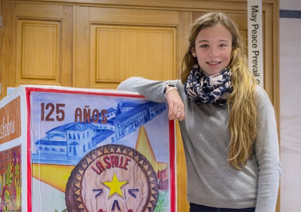 María junto al logo del 125 Aniversario.