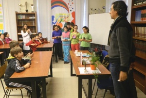 Alberto Coto con un grupo de alumnos.