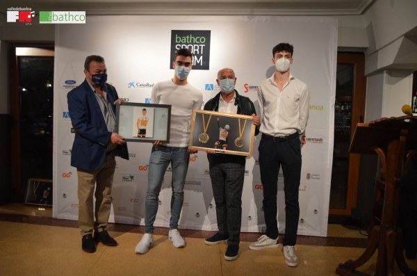 Homenaje del equipo Bathco a Juan Ayuso