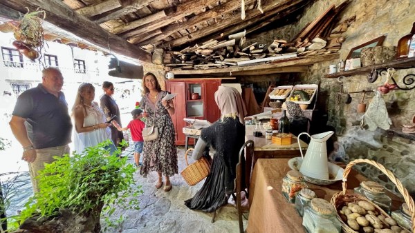La consejera Fernández Viaña participó en la fiesta de Barriopalacio