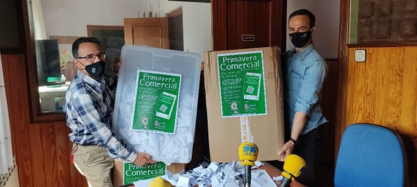 Salvador Victorinio y Salvador Fernández en el sorteo de premios en la emisora de radio